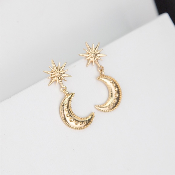 2/$20! Gold Star w/Gold Half Moon Earrings - Picture 5 of 8